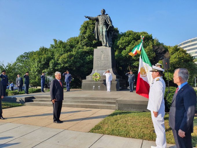 Photo of López Obrador dejó una ofrenda estatua de los monumentos a Abraham Lincoln y Benito Juárez en Washington, D.C.