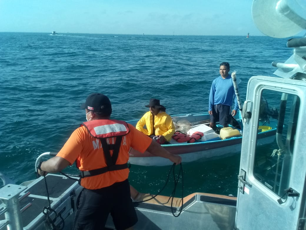 Photo of Rescata la Novena Zona Naval a dos personas que salieron a pescar frente a Chicxulub