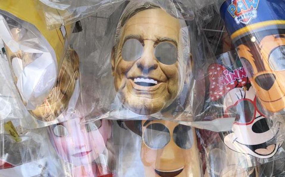 Photo of Comerciante crea caretas con rostros de AMLO y Donald Trump en Veracruz