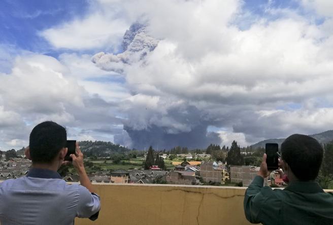 Photo of Registran erupción de volcán Sinabung en Indonesia