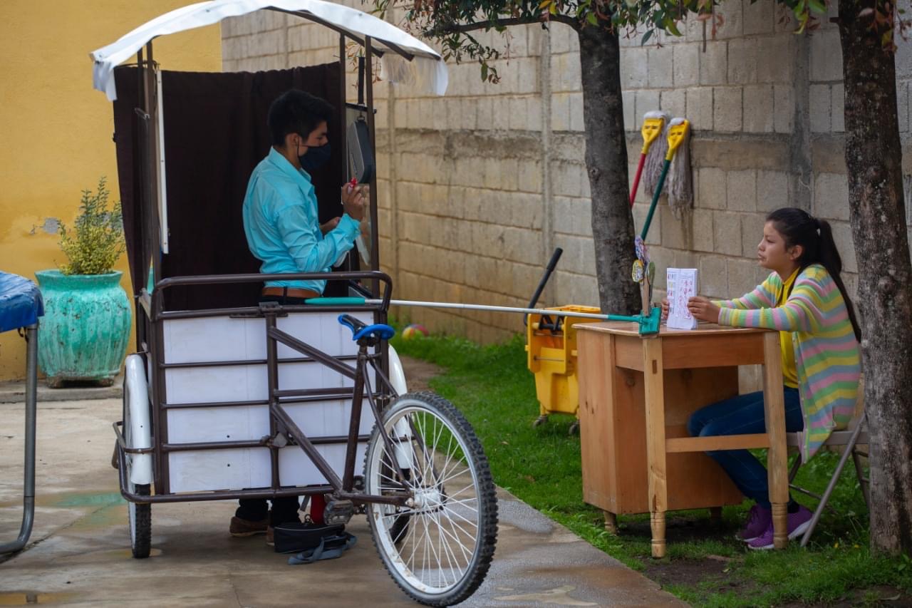 Photo of En Guatemala, maestro adapta su triciclo para dar clases