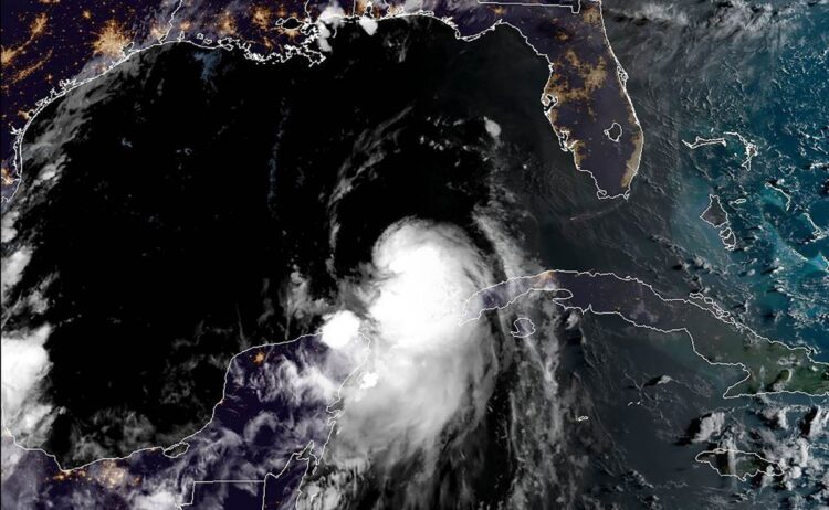 Photo of “Laura” ya es huracán categoría 1, dejará lluvias en Yucatán