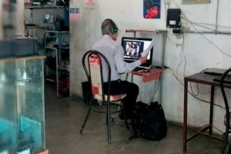 Photo of Profesor sin internet en casa, imparte clases desde un ciber en Puebla