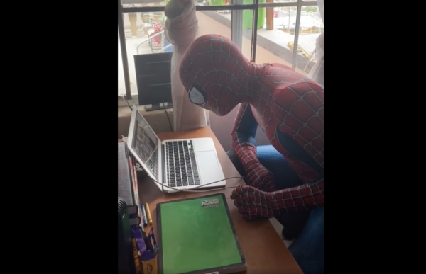 Photo of Un superhéroe más; maestro se disfraza de Spiderman para dar clases