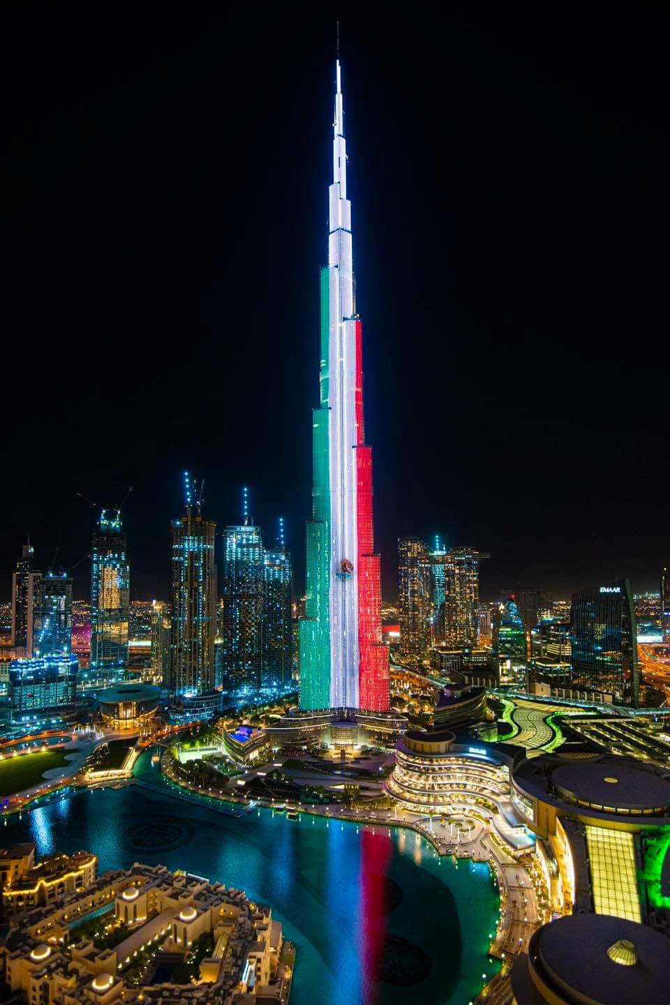 Photo of El edificio Burj Khalifa en Dubái, se ilumina con la bandera de México