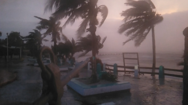 Photo of “Delta” ya es huracán categoría 2, tocó tierra en Puerto Morelos