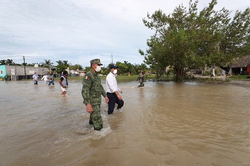 Photo of Ante la llegada del huracán “Delta” a Yucatán,  Vila recorre la zona costera