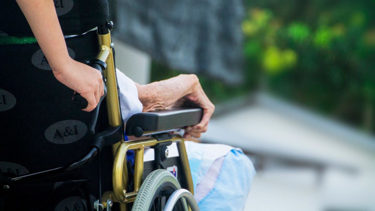 Photo of Mujer llevó a un muerto en silla de ruedas a un banco para pasarlo por vivo y cobrar su pensión