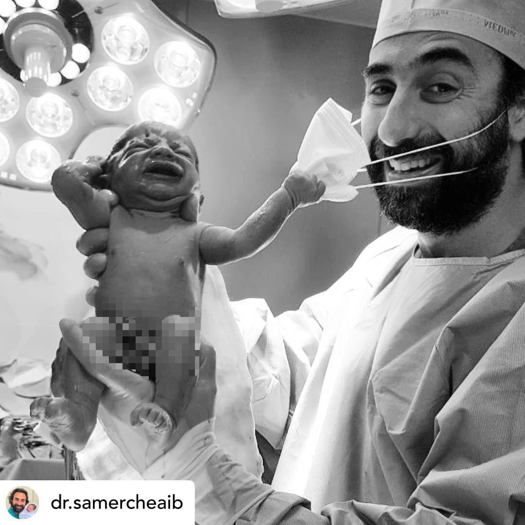 Photo of Imagen de la esperanza: un bebé recién nacido le «quita» la mascarilla a un doctor