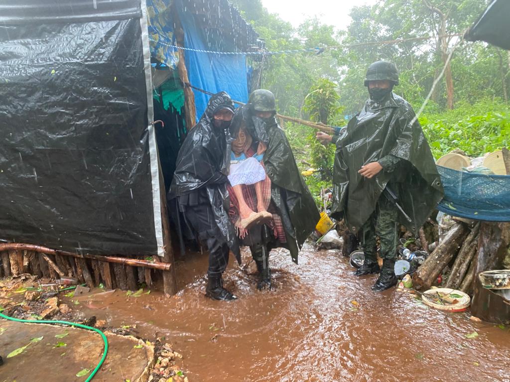 Photo of Militares aplican plan de auxilio y rescatan a abuelitas de Chemax