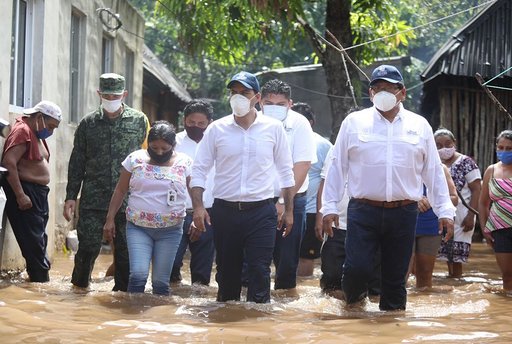 Photo of Gobernador de Yucatán acude al llamado de apoyo de los afectados por la TT “Gamma”