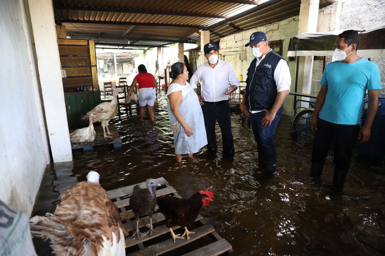 Photo of Gobernador Vila y alcalde Renán Barrera recorren las zonas afectadas de Mérida y brinda apoyo