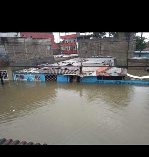 Photo of Desalojan a habitantes de Villahermosa por fuertes inundaciones