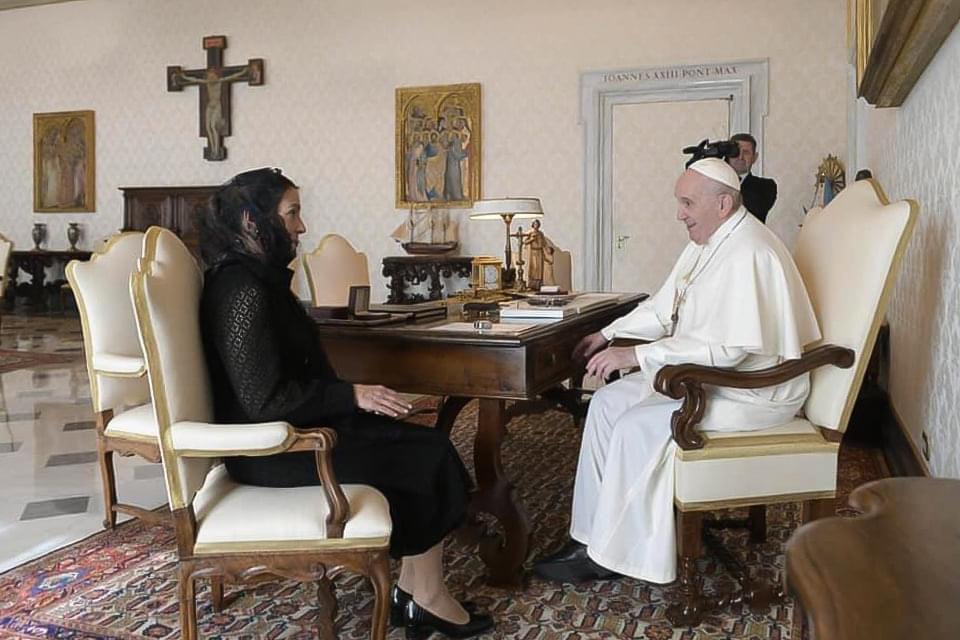 Photo of Beatriz Gutiérrez Müller se reúne con el Papa; le entrega carta de AMLO