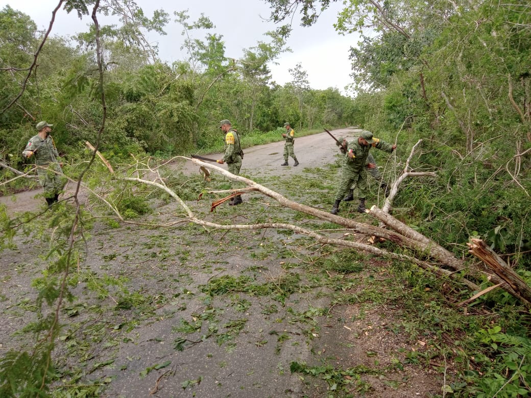 Photo of Militares siguen despejando carreteras y auxiliando a la población afectada por Gamma