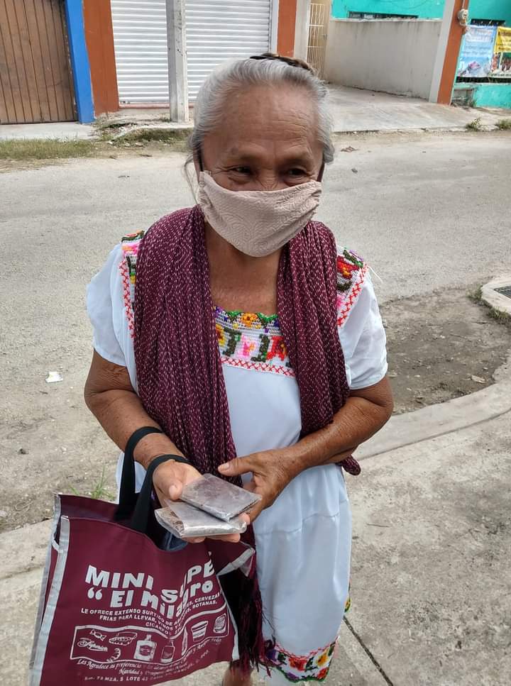 Photo of Abuelita vende chocolates en las calles de Hunucmá