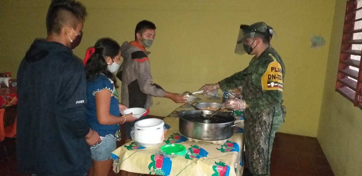Photo of Militares ya brindan alimentos a las familias afectadas por Delta