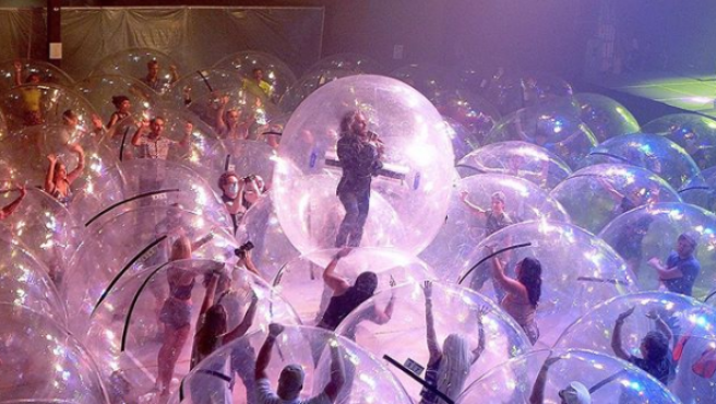 Photo of ¿El concierto del futuro? The Flaming Lips y sus fans, en burbujas de plástico