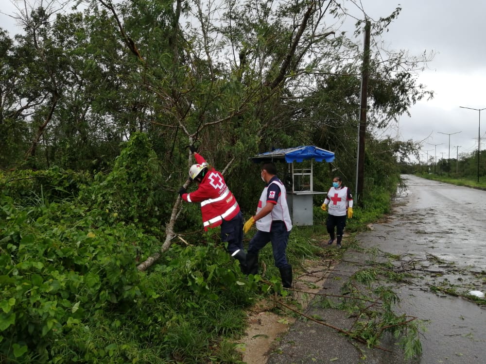 Photo of Voluntarios de la Cruz Roja recorren la zona oriente de Yucatán tras el paso de Zeta
