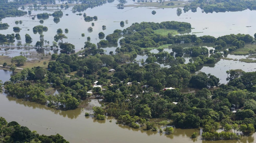 Photo of Me dolió inundar zonas indígenas en Tabasco; Se tenía que tomar una decisión: AMLO