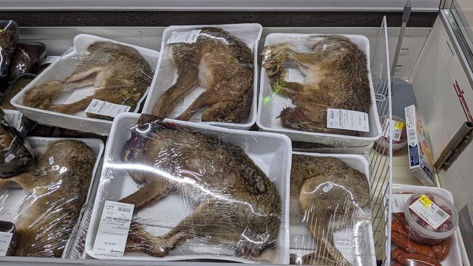 Photo of Polémica por liebres, faisanes y otros animales envueltos en plástico en venta en un supermercado