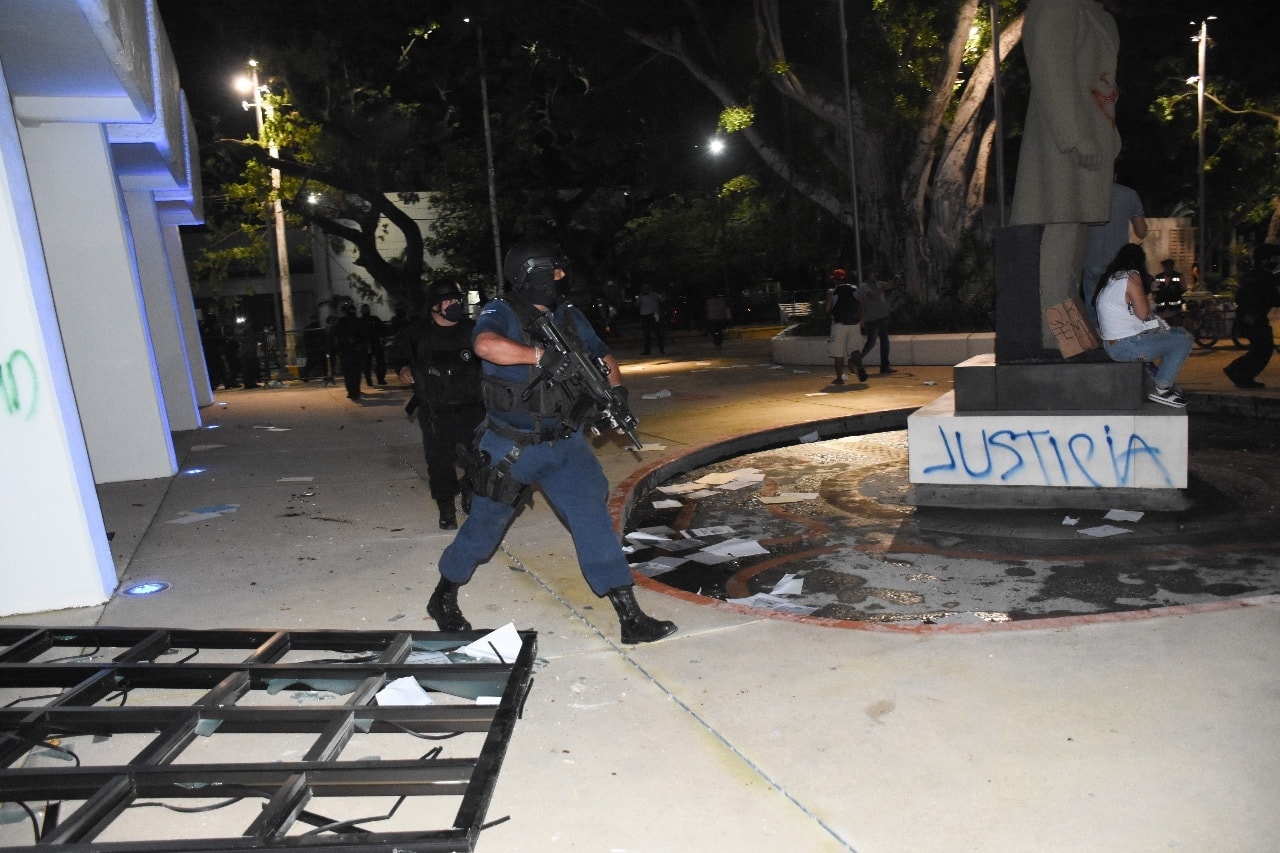 Photo of Alcaldesa de Cancún destituye a su director de policía Eduardo Santamaría por las represiones a manifestantes