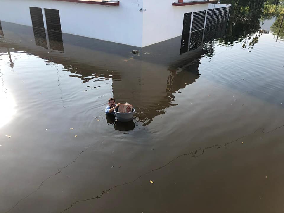 Photo of A pesar de las inundaciones en Tabasco, hombre sigue entregando pizzas a domicilio