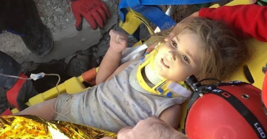 Photo of Tras cuatro días bajo los escombros rescatan a niña de cuatro años en Turquía