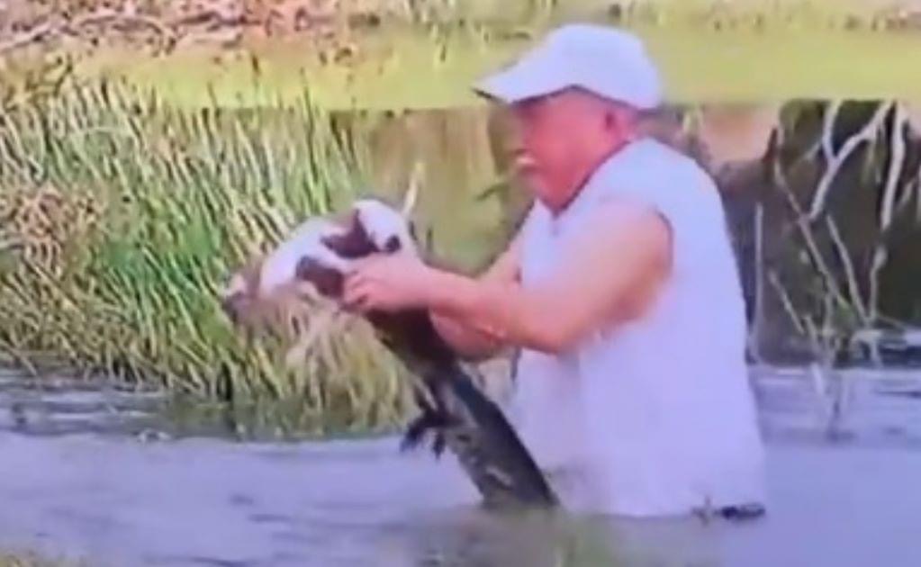 Photo of Hombre salva a cachorro de las fauces de pequeño cocodrilo 
