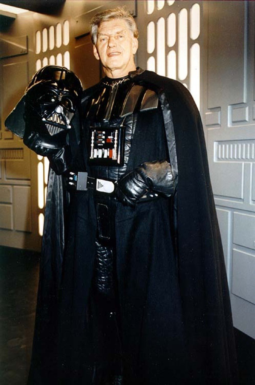 Photo of David Prowse, el actor que interpretó a Darth Vader, muere a los 85 años