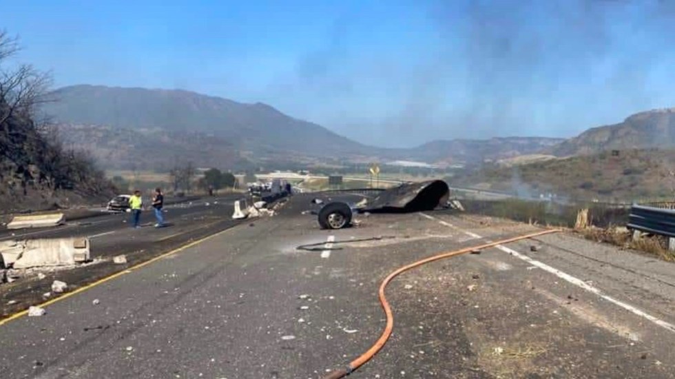 Photo of Explota una pipa de gas sobre la autopista Tepic-Guadalajara; reportan más de 10 muertos
