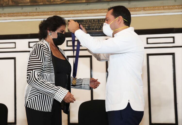 Photo of Le otorgan a la cantante María Medina la Medalla Yucatán 2020
