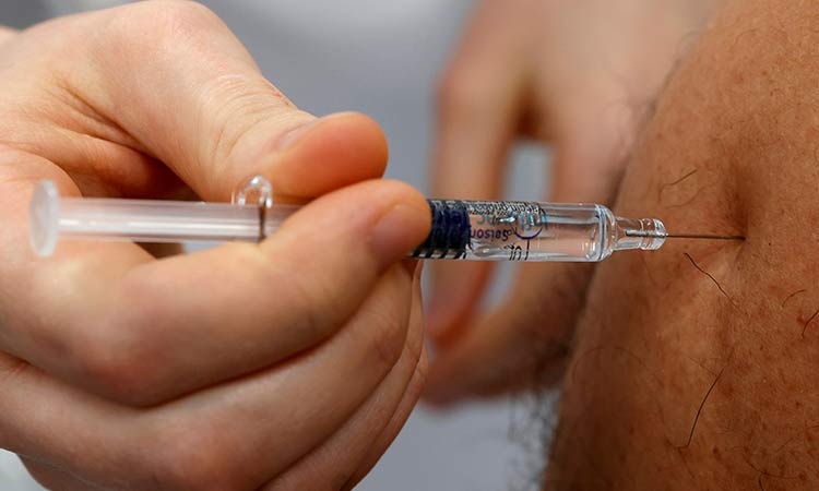 Photo of Vacuna de AstraZeneca y Oxford provoca inmunidad en jóvenes y adultos