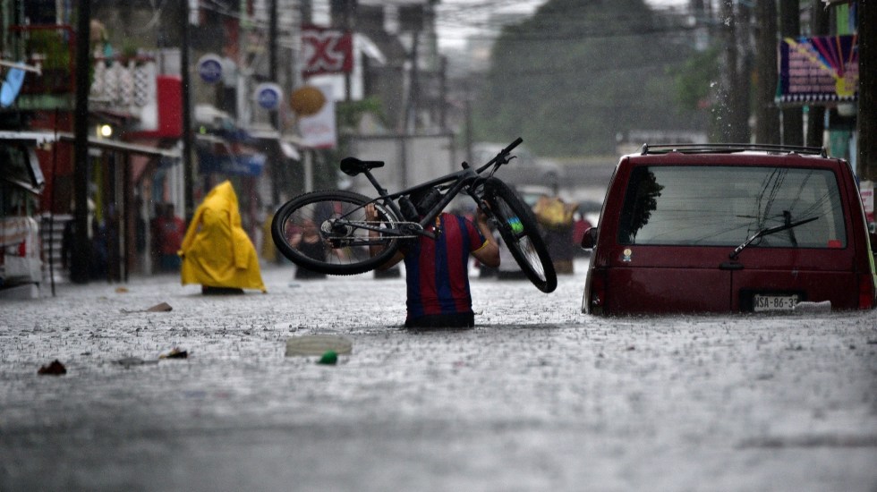 Photo of Suman 27 muertos en sureste de México tras lluvias; pero el agua tardará en bajar, dijo AMLO