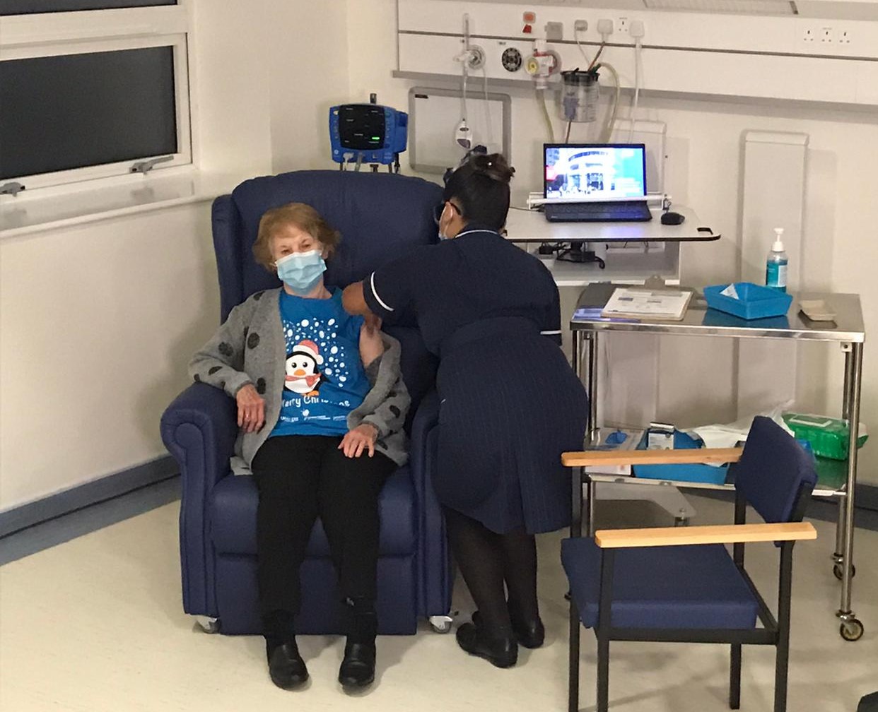 Photo of Reino Unido inicia vacunación contra COVID-19, mujer de 90 años, primera del mundo en recibirla