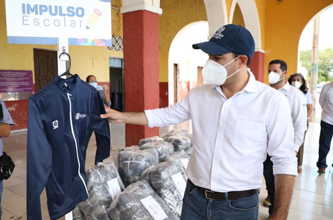 Photo of Vila entrega chamarras y becas económicas para estudiantes de Homún