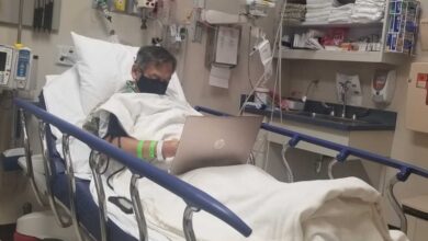 Photo of ¡Hasta el último aliento! Maestro califica exámenes en el hospital; muere poco después