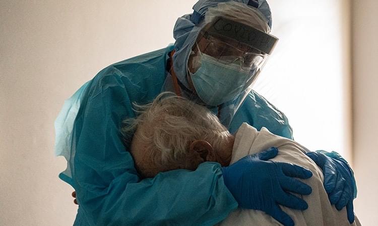 Photo of Médico abrazando a abuelito con COVID en Día de Acción de Gracias conmueve al mundo