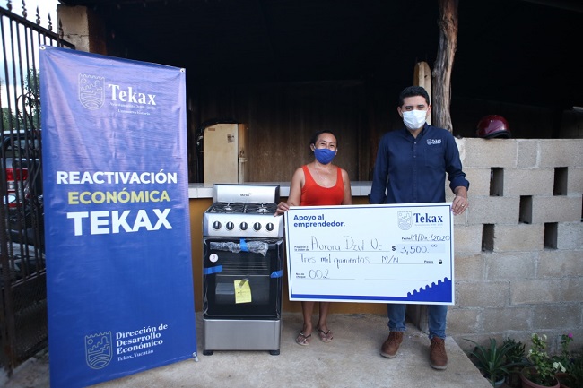 Photo of Diego Ávila entrega apoyos a emprendedores de Tekax