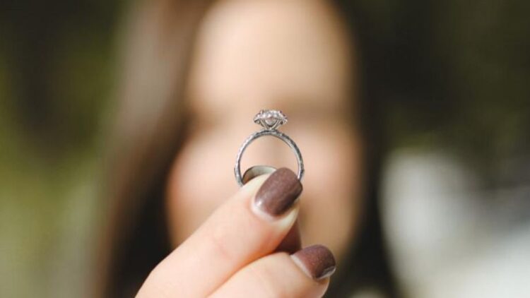 Photo of Rechaza anillo de boda de casi 60 mil pesos, «por barato»