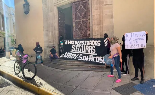 Photo of Mujeres protestan frente al edificio central de la UADY, piden que agresores no lleguen al Consejo Universitario