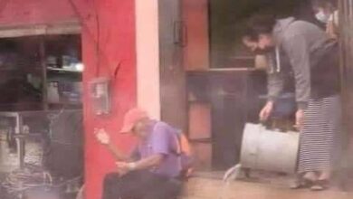 Photo of Mujer le tira agua a abuelito para retirarlo de la puerta de un negocio