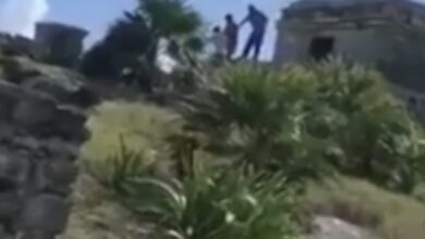 Photo of Turistas ignoran restricciones y ahora suben a ruinas arqueológicas de Tulum