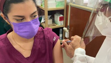 Photo of Inmunizan contra el Coronavirus al personal del IMSS Yucatán