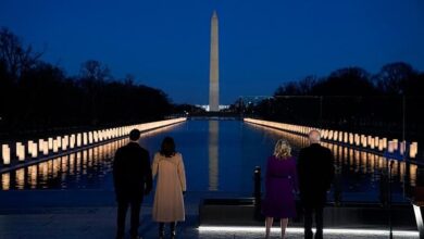 Photo of Biden y Harris rinden homenaje a víctimas del Covid-19 frente a monumento a Abraham Lincoln