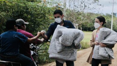 Photo of Diego Ávila protege del frío a familias del Cono Sur