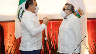 Photo of Renán Barrera entrega la Medalla “Silvio Zavala Vallado” al Dr. Rubén Reyes Ramírez
