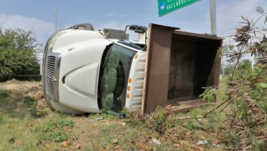 Photo of Volquete se voltea en periférico; se “amarró” la guía