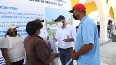 Photo of En Celestún, Vila distribuyó apoyos económicos del programa Respeto a la Veda del Mero