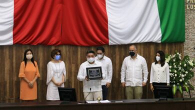 Photo of Distinguen a docente por 30 años de alfabetización en lengua maya